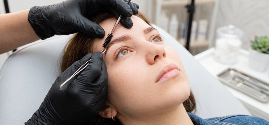 Augenbrauen Behandlung bei MA Beauty in Wettingen mit präziser Formgebung für einen gepflegten und harmonischen Ausdruck