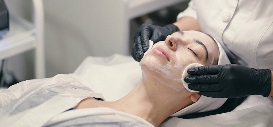 Chemisches Peeling bei MA Beauty in Wettingen zur Hauterneuerung für einen klaren, frischen und ebenmässigen Teint