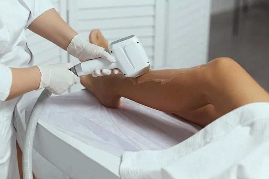 Laser-Haarentfernung an den Beinen bei MA Beauty in Wettingen mit moderner Lasertechnologie für glatte und gepflegte Haut